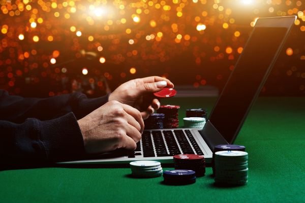 Người dùng kiểm tra lịch sử thắng cược và số dư VND trên điện thoại tại win23